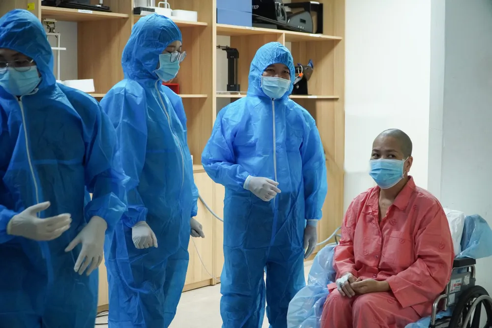 Bệnh nhân chuẩn bị đưa đi xạ trị. Ảnh: BVCR