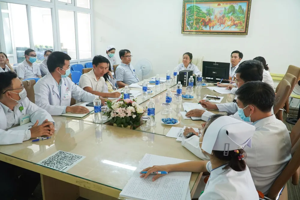 Các bác sĩ họp bàn phương án điều trị cho bệnh nhân