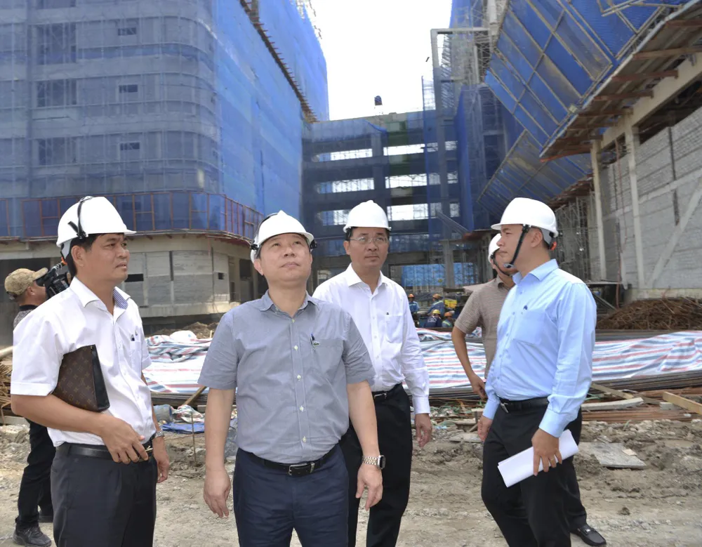 Phó Chủ tịch UBND TPHCM Dương Anh Đức kiểm tra thực địa dự án Trường Đại học Y khoa Phạm Ngọc Thạch (cơ sở 2). Ảnh: CAO THĂNG