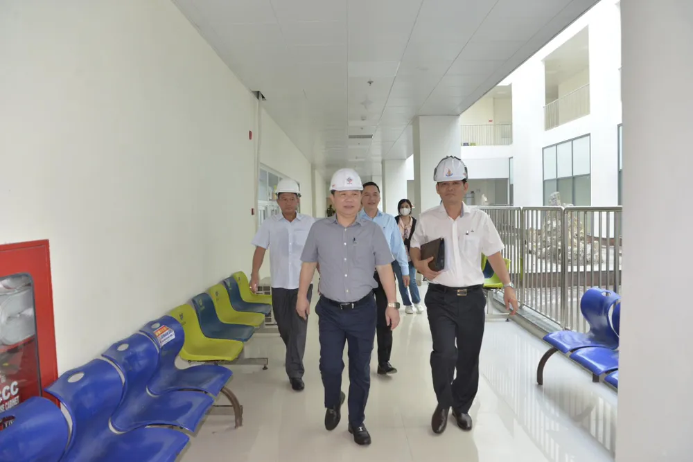 Phó Chủ tịch UBND TPHCM Dương Anh Đức kiểm tra thực địa công trình Bệnh viện Đa khoa khu vực Hóc Môn. Ảnh: CAO THĂNG