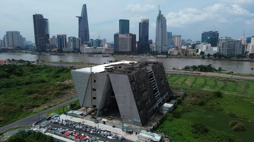 Trung tâm Triển lãm Quy hoạch thành phố bị chậm tiến độ sau nhiều năm khởi công. Ảnh: CAO THĂNG
