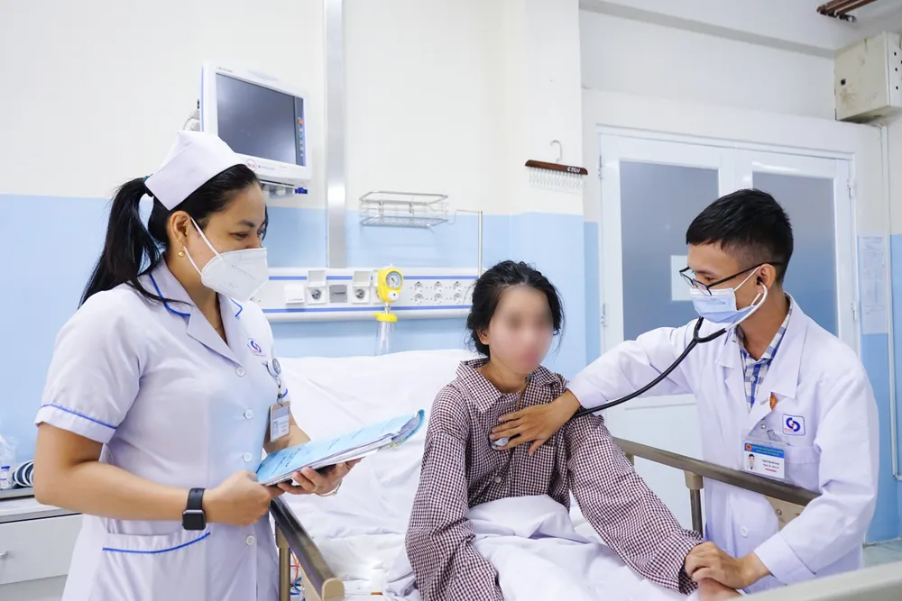 Bác sĩ đang thăm khám cho người bệnh