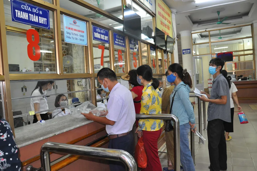 Người dân lãnh thuốc BHYT tại một cơ sở y tế trên địa bàn TPHCM