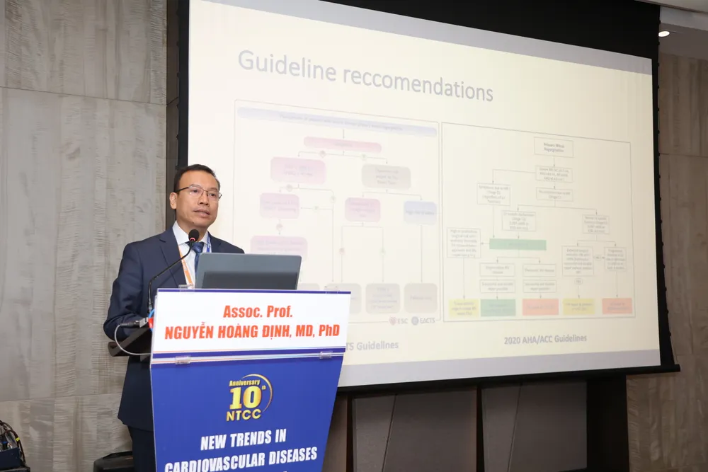 PGS TS BS. Nguyễn Hoàng Định và các bác sĩ Khoa Phẫu thuật Tim mạch người lớn báo cáo nhiều chuyên đề về phương pháp điều trị bệnh tim mạch ít xâm lấn tại NTCC 2024 .JPG