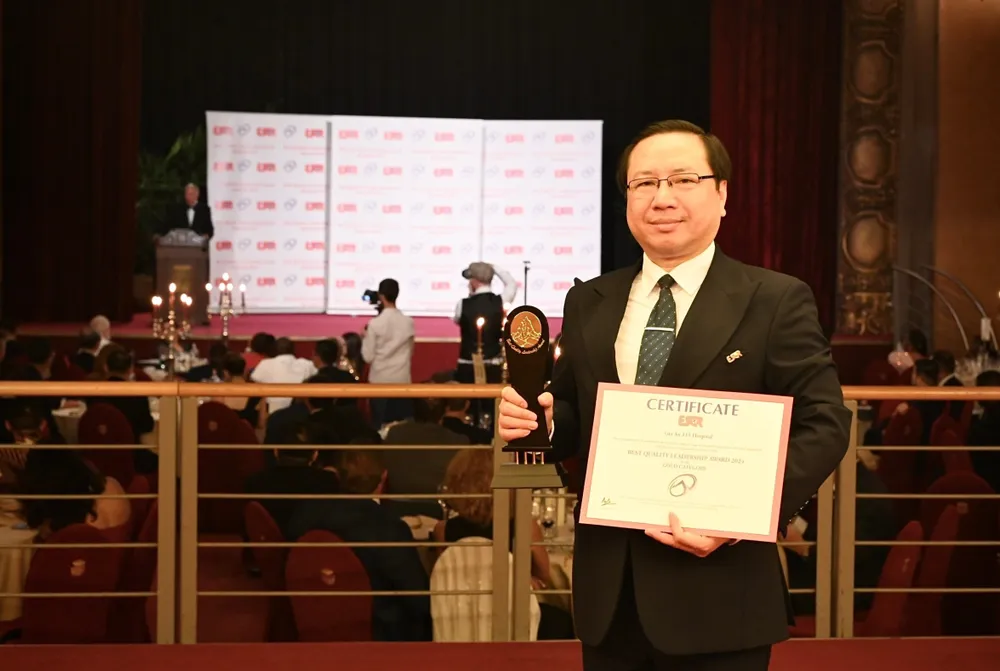 TS.BS. Trương Vĩnh Long đại diện Ban Điều hành Bệnh viện Gia An 115 nhận giải thưởng của Hiệp hội Nghiên cứu Chất lượng Châu Âu_3 (1).jpg