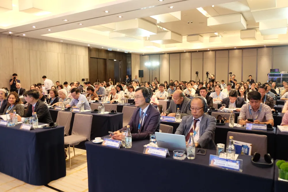 Cac bac si tham du cap nhat kien thuc ve dieu tri roi loan tinh duc nu.JPG