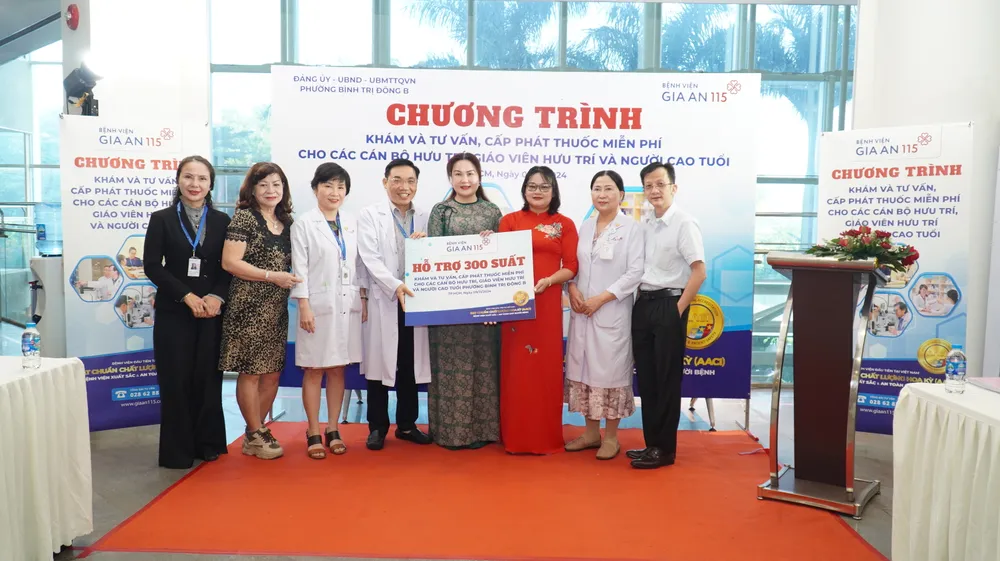 Trao bảng biểu trưng.JPG