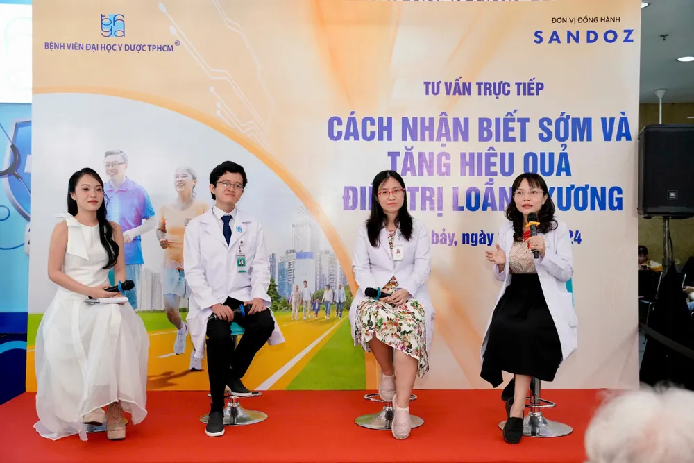 PGS TS BS. Cao Thanh Ngọc – Trưởng khoa Nội cơ xương khớp, ThS BS. Trần Hồng Thụy và ThS BS. Nguyễn Châu Tuấn cùng tư vấn cho người bệnh.jpg
