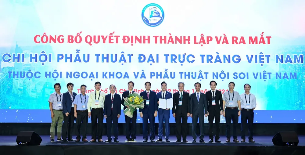 Công bố quyết định thành lập và ra mắt Chi hội phẫu thuật Đại trực tràng Việt Nam thuộc Hội Ngoại khoa và Phẫu thuật nội soi Việt Nam..jpg