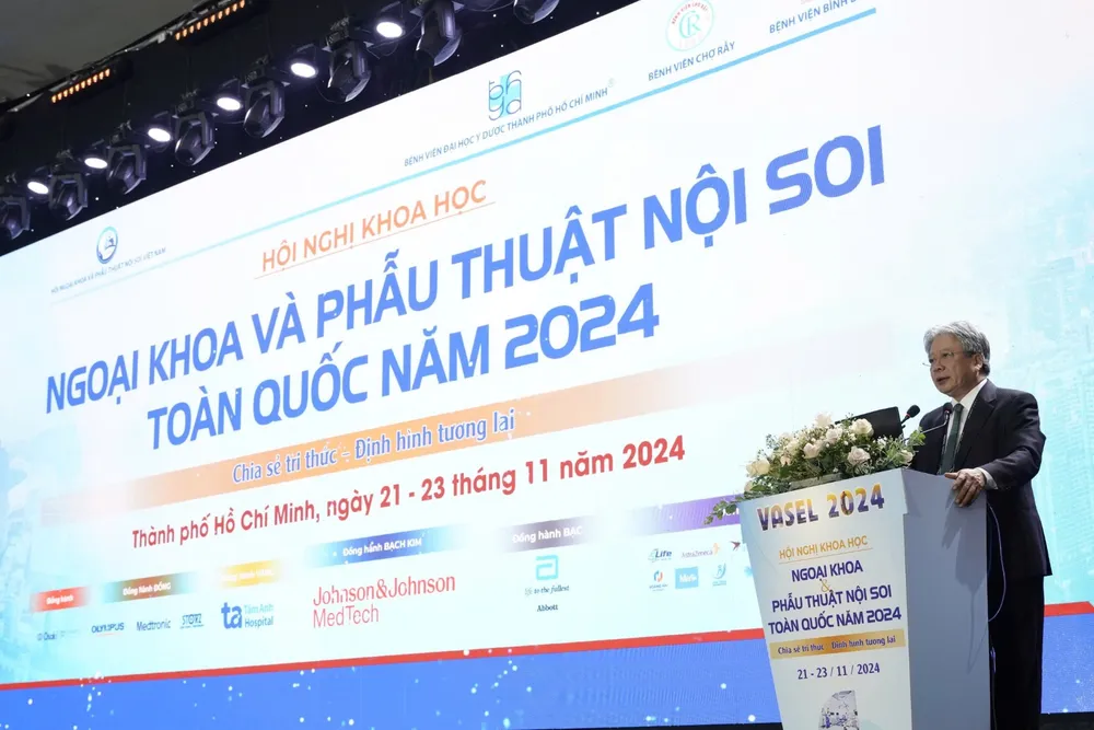 GS TS BS. Trần Bình Giang, Chủ tịch Hội Ngoại khoa và Phẫu thuật nội soi Việt Nam phát biểu khai mạc Hội nghị.jpg