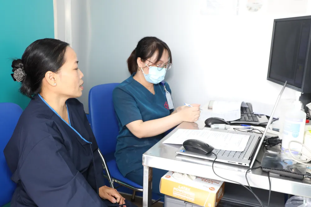 Thực hiện tầm soát ung thư vú cho chị em phụ nữ Giồng Trôm.JPG