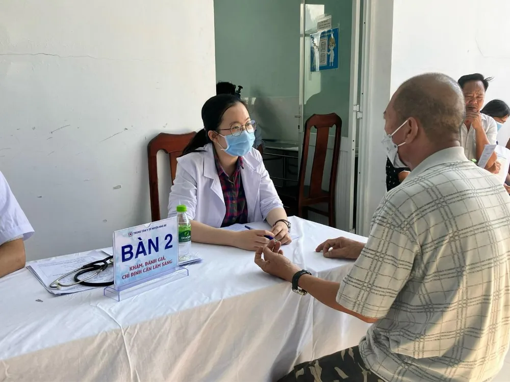 Nhân viên Trung tâm Y tế huyện Nhà Bè đang thăm khám cho người bệnh