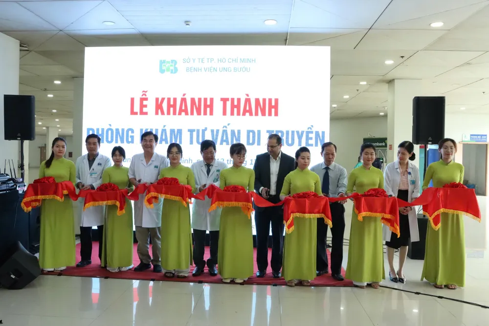 Các đại biểu cắt băng khánh thành Phòng khám tư vấn di truyền tại Bệnh viện Ung bướu