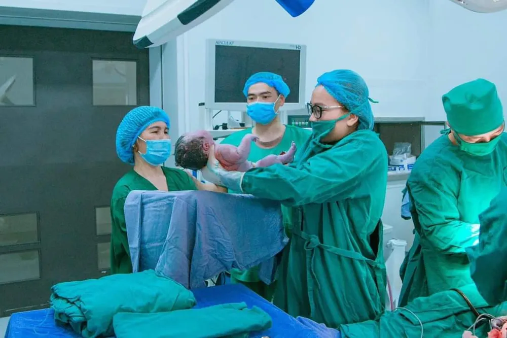 Các bác sĩ Trung tâm y tế huyện Cô Tô thực hiện thành công ca đỡ đẻ khó.jpg
