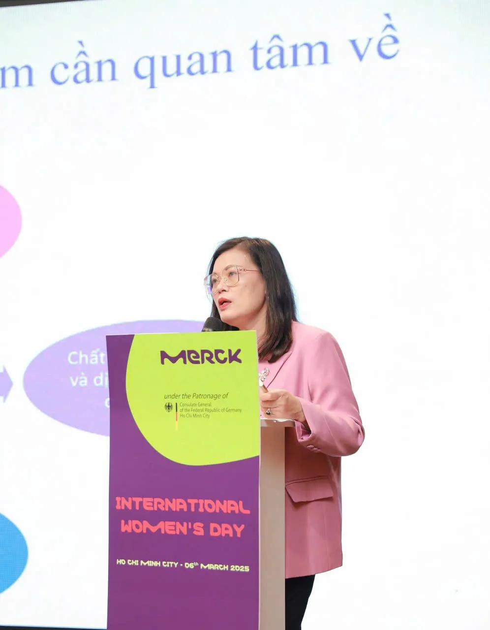 PGS.TS.BS. Hoàng Thị Diễm Tuyết – Giám đốc Bệnh viện Hùng Vương trình bày nhiều vấn đề liên quan đến thực trạng giảm sinh hiện nay.jpg