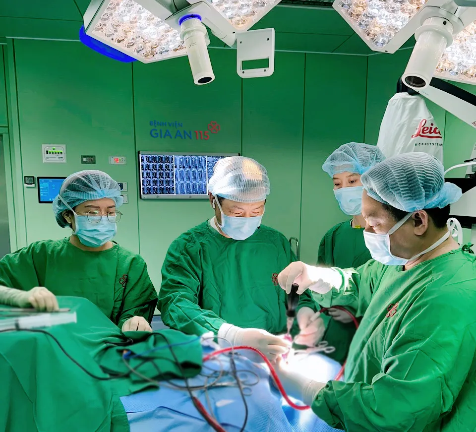 Các bác sĩ đang phẫu thuật cho bệnh nhân