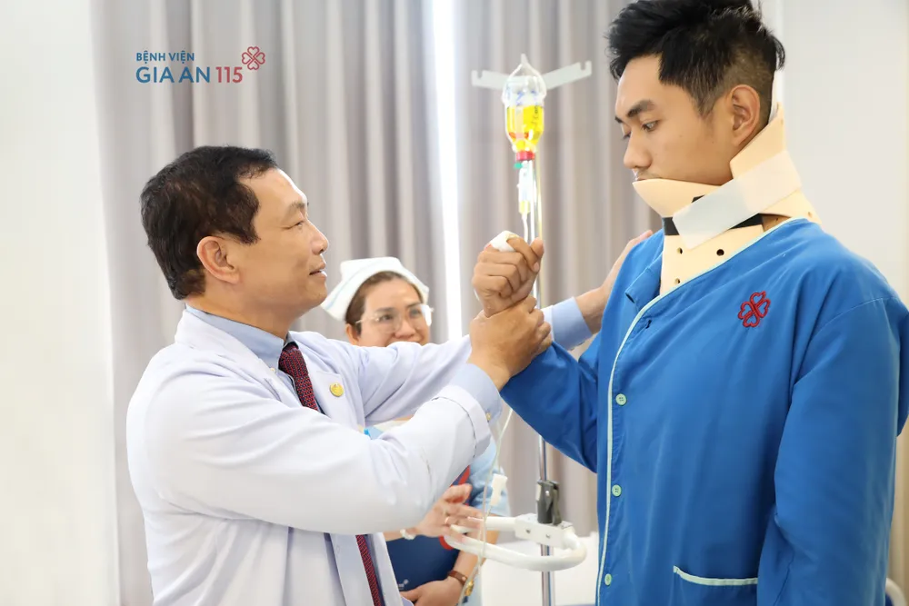 TS.BS. Nguyễn Ngọc Kháng thăm khám người bệnh.jpg