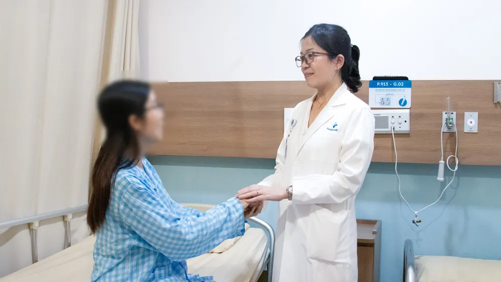 Bác sĩ đang thăm khám cho bệnh nhân sau phẫu thuật