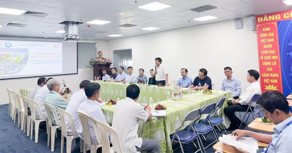 BS-CK2 Trần Văn Sóng, Giám đốc Bệnh viện Nhân dân 115 (đứng) và các chuyên gia trong buổi gặp gỡ trao đổi các nội dung hợp tác với Bệnh viện Đa khoa Khu vực Hóc Môn