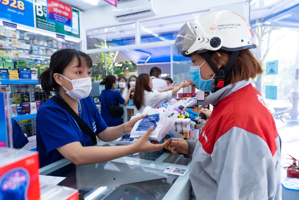 Người dân mua thuốc tại một cửa hàng thuốc trên địa bàn TPHCM