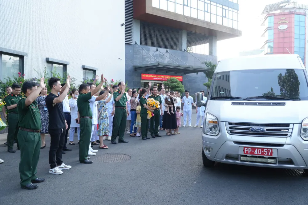4 y bác sĩ Bệnh viện Quân y 175 lên đường làm nhiệm vụ tại đảo Trường Sa