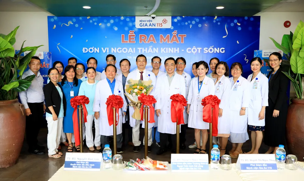 Các đại biểu chúc mừng ra mắt Đơn vị Ngoại Thần kinh cột sống