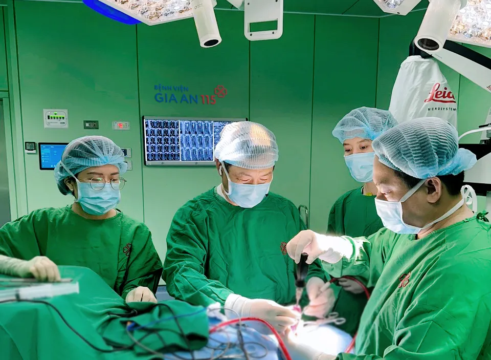 TS.BS. Nguyễn Ngọc Kháng cùng ê-kíp phẫu thuật (1).jpg