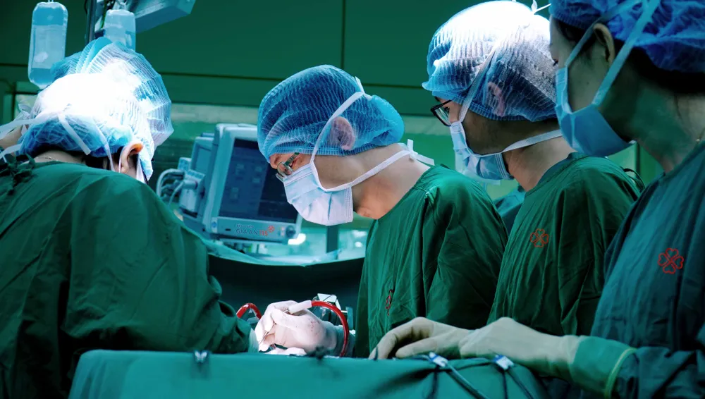 Các bác sĩ đang phẫu thuật cho bệnh nhân