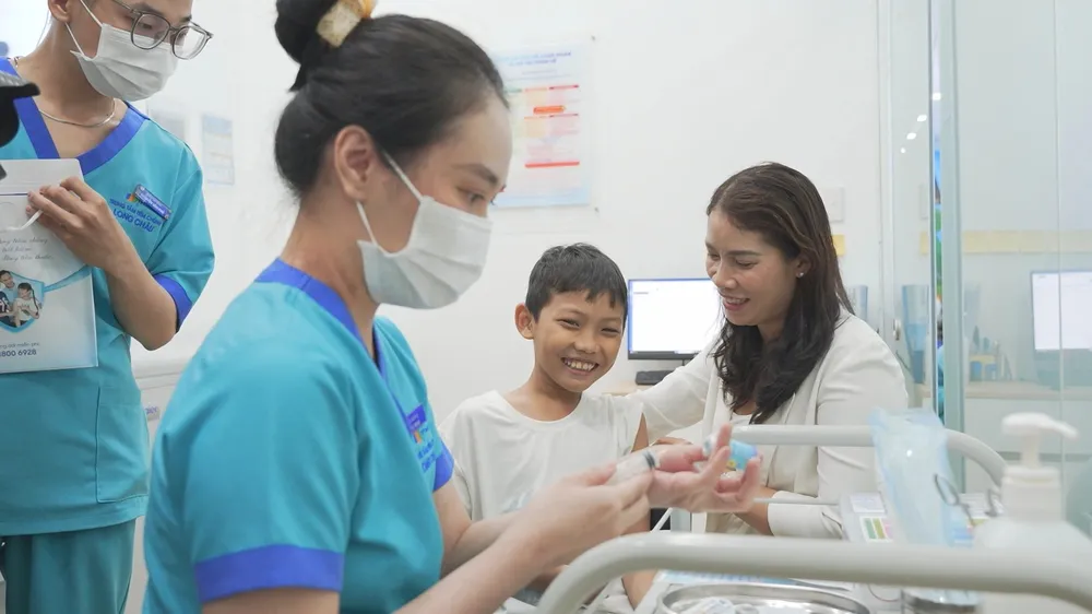 Nhân viên y tế tiêm vaccine cho trẻ