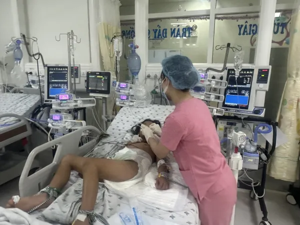 Bác sĩ đang thăm khám và điều trị cho bệnh nhi