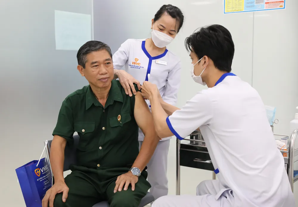 Nhân viên y tế VNVC tiêm vaccine cúm cho cựu chiến binh