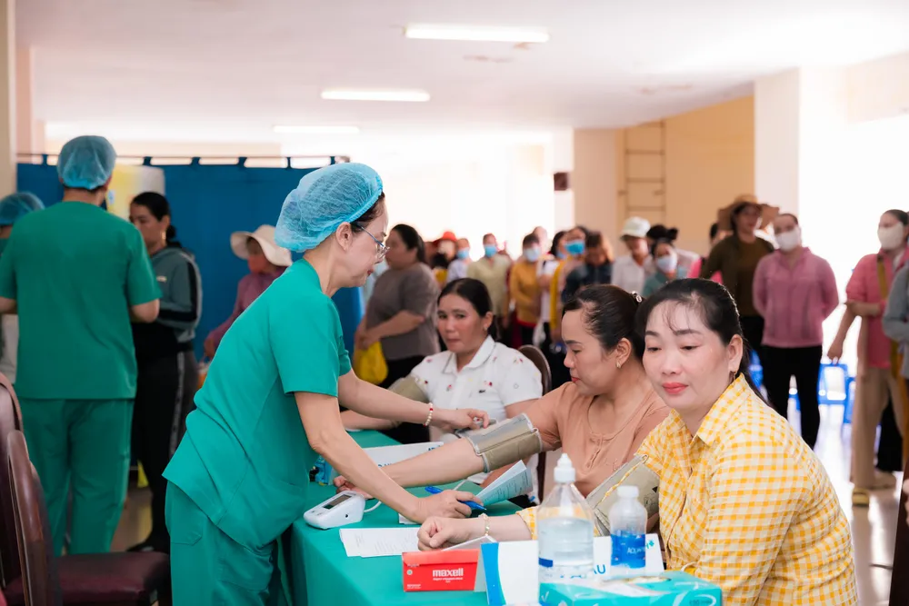 Nhân viên y tế đang thăm khám cho các chị em phụ nữ huyện Cần Giờ