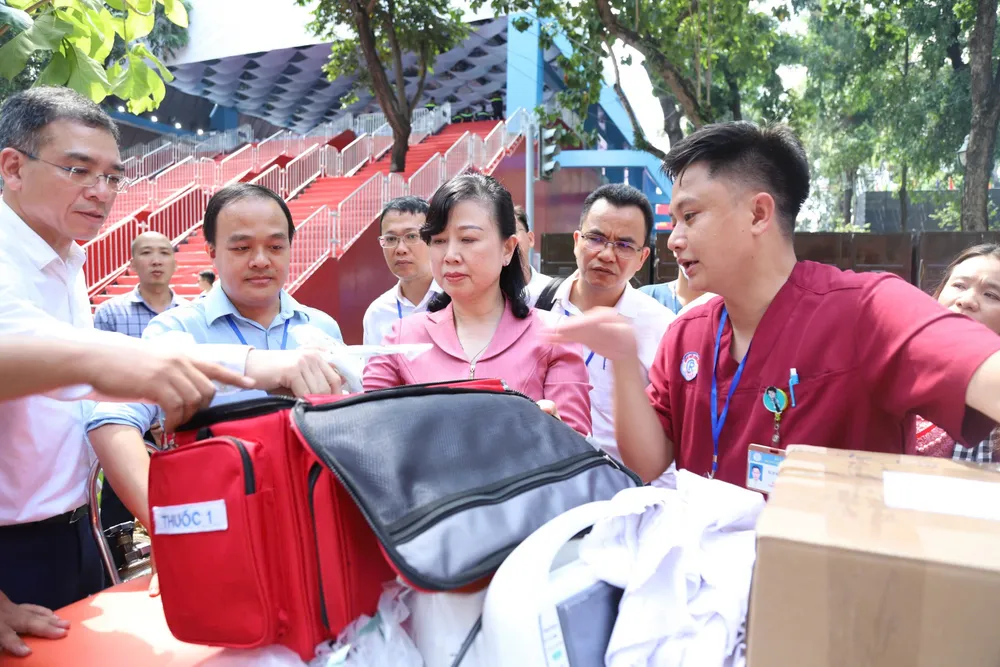 Bộ trưởng Bộ Y tế Đào Hồng Lan kiểm tra thuốc men, thiết bị y tế phục vụ đại lễ 