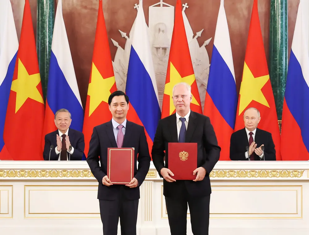 Ông Kirill Dmitriev, Đại diện đặc biệt của Tổng thống Nga về kinh tế và đầu tư nước ngoài, Tổng Giám đốc Quỹ Đầu tư Trực tiếp Nga (RDIF) đại diện phía Nga trao đổi văn kiện hợp tác với ông Ngô Chí Dũng, Chủ tịch kiêm Tổng Giám đốc Công ty vắc xin VNVC trước sự chứng kiến của Tổng thống Nga Putin và Tổng Bí thư Tô Lâm. Ảnh: THỐNG NHẤT