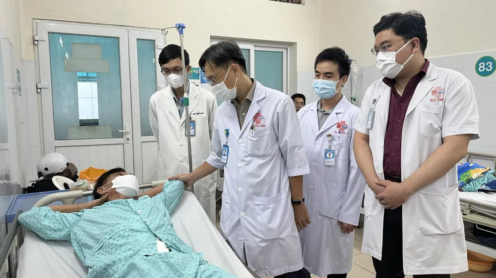 Các bác sĩ đang thăm khám cho người bệnh