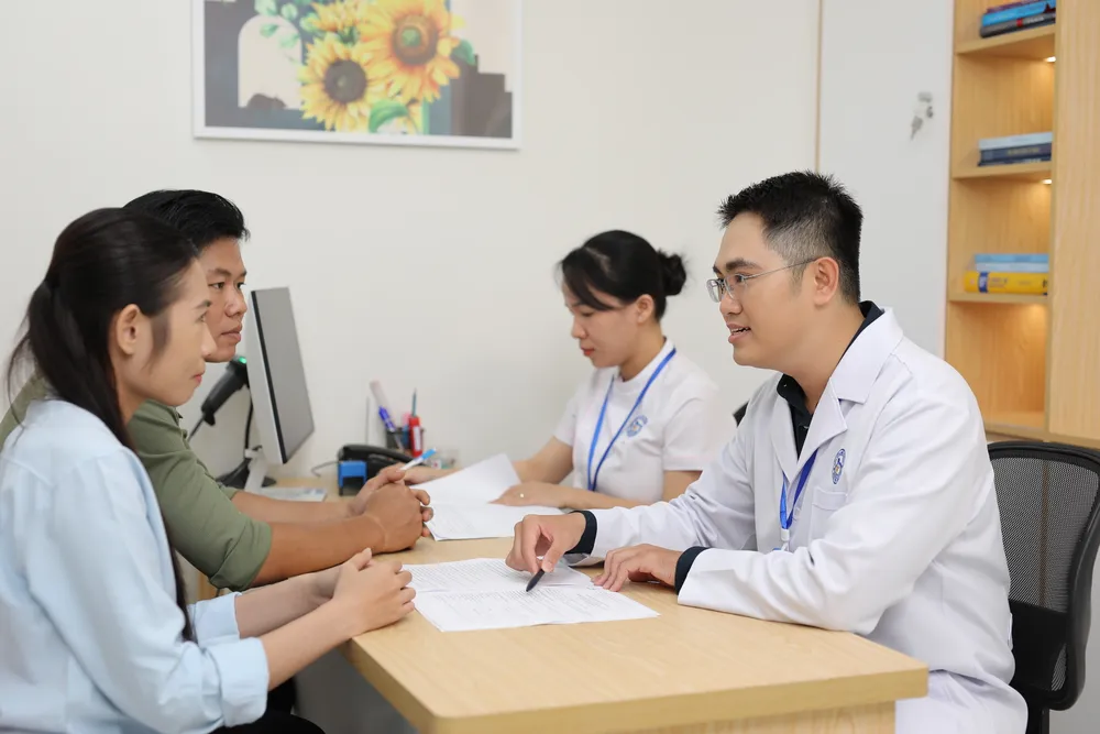 Bác sĩ Lý Thiện Trung, Trưởng Trung tâm IVF Quốc Ánh đang tư vấn bệnh nhân