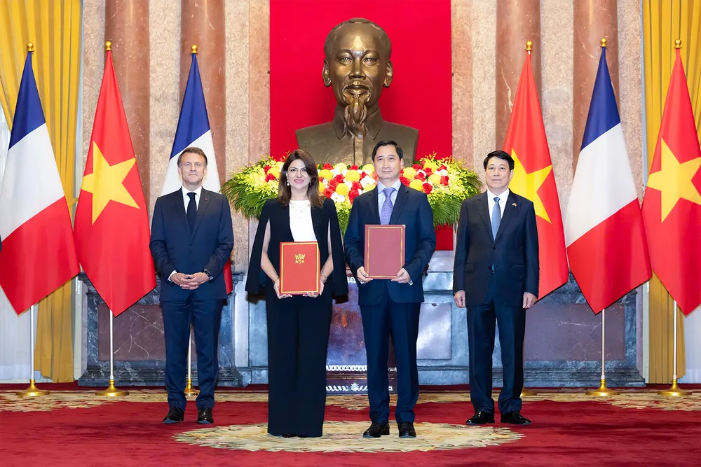 Hai bên trao văn kiện thỏa thuận hợp tác chuyển giao công nghệ sản xuất vaccine dưới sự chứng kiến của Chủ tịch nước Lương Cường và Tổng thống Cộng hòa Pháp Emmanuel Macron