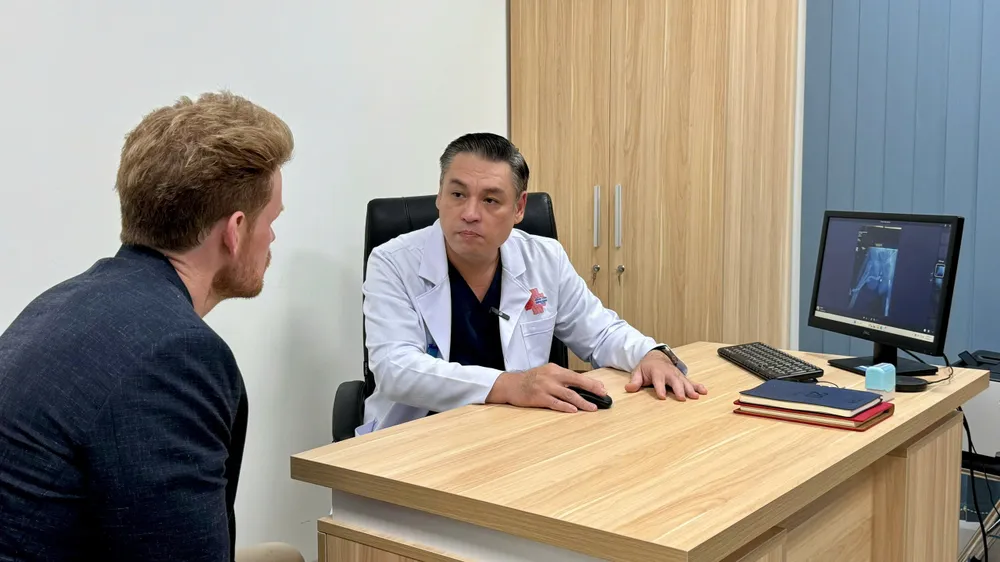 TS-BS Đỗ Lệnh Hùng – Trưởng khoa Phẫu thuật Tạo hình Niệu đạo, Bệnh viện Bình Dân đang thăm khám cho người bệnh