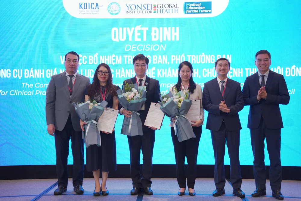 Thứ trưởng Bộ Y tế Trần Văn Thuấn trao quyết định bổ nhiệm nhân sự xây dựng bộ công cụ đánh giá năng lực thực hành nghề khám chữa bệnh thuộc Hội đồng y khoa Quốc gia