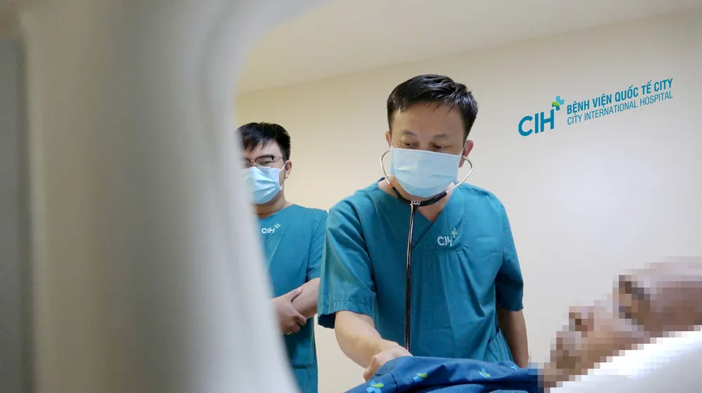 Bác sĩ đang thăm khám cho người bệnh