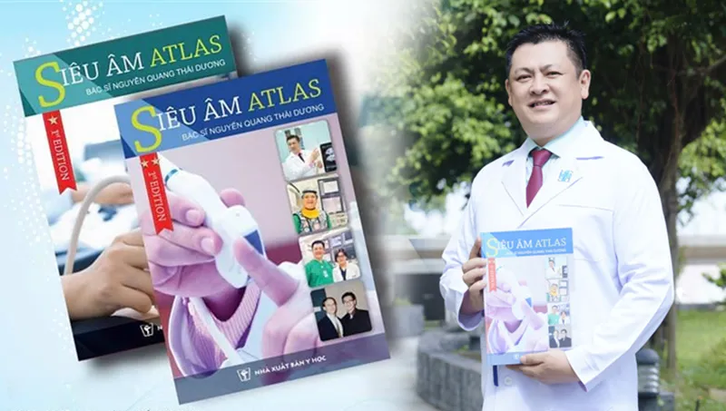 Bác sĩ Nguyễn Quang Thái Dương và cuốn sách Siêu âm Atlas – tập 2 Ảnh: BVCC