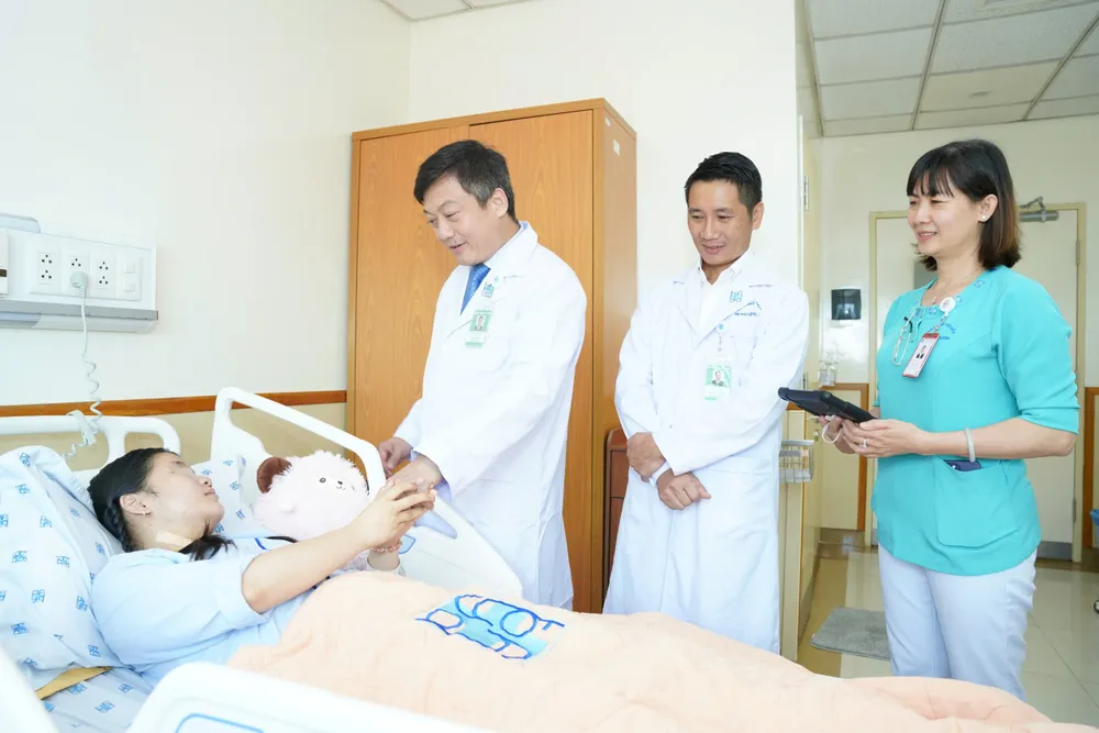 PGS-TS-BS Võ Duy Long, Phó Trưởng khoa Ngoại Tiêu hoá, Bệnh viện Đại học Y Dược TPHCM đang thăm khám cho người bệnh