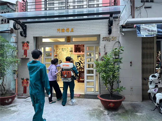 Nhân viên y tế phun thuốc diệt muỗi tại phường Chợ Lớn (TPHCM)