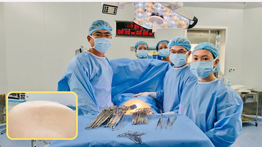 Các bác sĩ đang phẫu thuật cho bệnh nhân