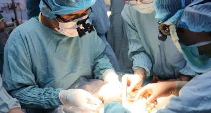 Vi phẫu nối ngón tay đứt lìa cho bé trai 12 tuổi