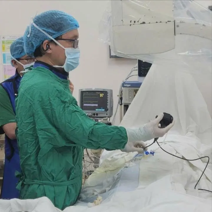 Bác sĩ đang tán sỏi túi mật xuyên gan qua da cho người bệnh