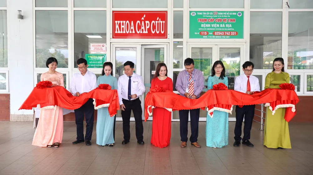 Các đại biểu cắt băng khánh thành ra mắt Trạm cấp cứu vệ tinh tại Bệnh viện Đa khoa Bà Rịa (TPHCM)