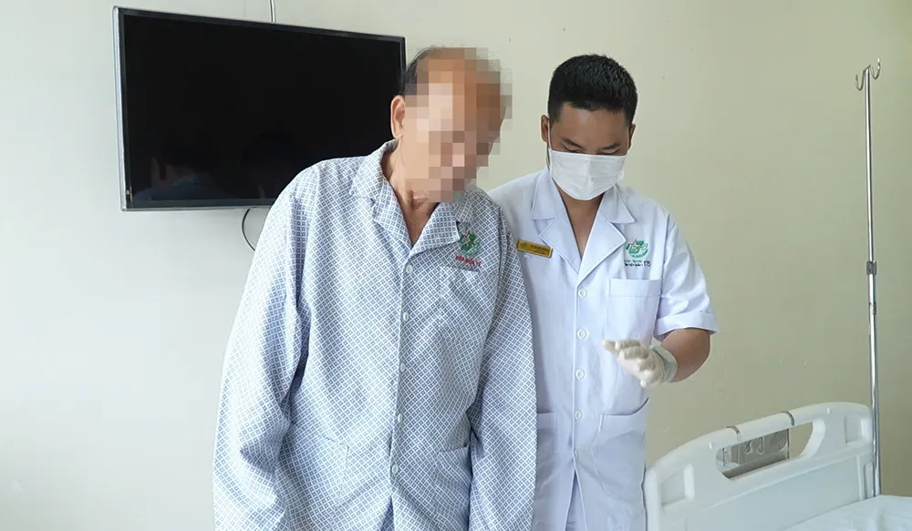 Nhân viên y tế đang hướng dẫn người bệnh phục hồi chức năng sau ngưng tim