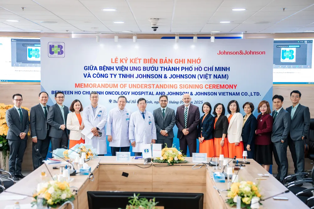 Đại diện Bệnh viện Ung bướu TPHCM và Johnson & Johnson Việt Nam tại buổi ký kết