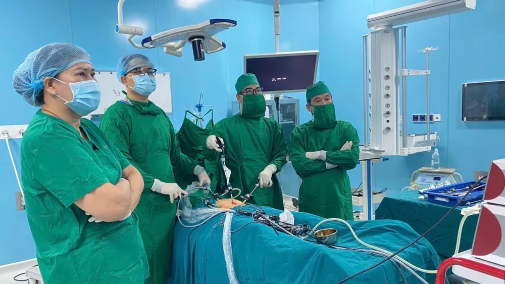 Các bác sĩ đang phẫu thuật nội soi cho người bệnh